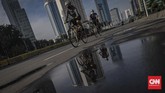 Bersepeda Olahraga Alternatif Saat Pandemi Pengendara sepeda melintas di kawasan Sudirman-Thamrin, Jakarta, Senin, 1 Juni 2020. Bersepeda menjadi alternatif olahraga bagi warga semenjak berlakunya status PSBB yang berdampak pada tutupnya sejumlah fasilitas olahraga di Jakarta. CNN Indonesia/Bisma Septalisma