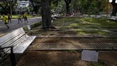 Aktivitas New Normal di Thailand People jog past park seats cordoned off to prevent people gathering in groups at Lumpini Park Bangkok, Thailand, Monday, May 18, 2020. Thai parks have reopened with strict implementation of physical distancing and compulsory use of masks. Group exercising remain banned. (AP Photo/ Gemunu Amarasinghe)