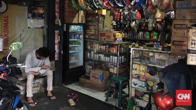 Tambal ban milik Rahim kini buka lebih siang dari biasanya. Ia sengaja sebab tak adalagi rutinitas normal masyarakat selama lebih dari dua bulan terakhir akibat pandemi corona (Covid-19).