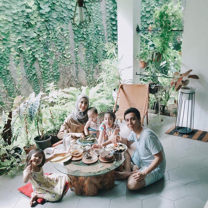 <p>Kegiatan seru Fanny Fabriana di rumah bersama keluarga. Makan nasi bakar cumi sambil lesehan. (Foto: Instagram @fannyfabriana)</p>