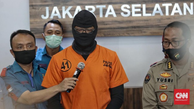 Tersangka berinisial DS beserta barang bukti narkoba jenis ganja diperlihatkan kepada wartawan saat rilis kasus kepemilikan narkoba di Polres Metro Jakarta Selatan, Senin, 1 Juni 2020. DS ditangkap pada 26 Mei lalu di rumahnya di kawasan Pondok Labu Jakarta Selatan. Dalam penggeledahan, polisi berbasil menemukan barang bukti ganja seberat 16 gram. CNN Indonesia/Bisma Septalisma