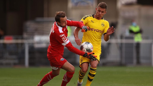 Dortmund's Belgian forward Thorgan Hazard vies with Paderborn's German goalkeeper Leopold Zingerle during the German first division Bundesliga football match SC Paderborn 07 and Borussia Dortmund at Benteler Arena in Paderborn on May 31, 2020. (Photo by Lars Baron / POOL / AFP) / DFL REGULATIONS PROHIBIT ANY USE OF PHOTOGRAPHS AS IMAGE SEQUENCES AND/OR QUASI-VIDEO