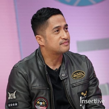 Irfan Hakim Perah Susu Sapi bareng Alifa Lubis di Cimory Forest Walk