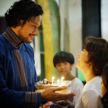 Rayakan Ultah Pernikahan, Dwi Sasono Kirim Lukisan untuk Widi Mulia