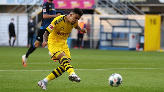 Dortmund's English midfielder Jadon Sancho scores his teams sixth goal past Paderborn's German goalkeeper Leopold Zingerle during the German first division Bundesliga football match SC Paderborn 07 and Borussia Dortmund at Benteler Arena in Paderborn on May 31, 2020. - Dortmund's English midfielder Jadon Sancho scores his teams sixth goal past Paderborn's German goalkeeper Leopold Zingerle (Photo by Lars Baron / POOL / AFP) / DFL REGULATIONS PROHIBIT ANY USE OF PHOTOGRAPHS AS IMAGE SEQUENCES AND/OR QUASI-VIDEO