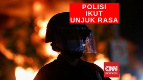 VIDEO: Polisi Bergabung Dengan Pengunjuk Rasa