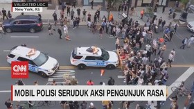 VIDEO: Mobil Polisi Tabrak Kerumunan Pengunjuk Rasa di AS