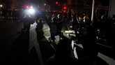 Malam Ricuh Demo Kematian George Floyd Protesters wait to be arrested Sunday, May 31, 2020, in Los Angeles, during a demonstration over the death of George Floyd, who died May 25 after he was pinned at the neck by a Minneapolis police officer. (AP Photo/Ringo H.W. Chiu)