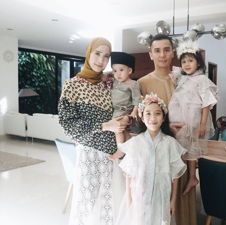 <p>Potret hangat keluarga Fanny Fabriana saat Idul Fitri tahun ini. (Foto: Instagram @fannyfabriana)</p>