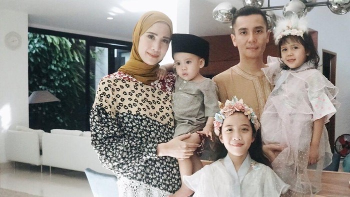 Fanny Fabriana bersama suami dan 3 anaknya