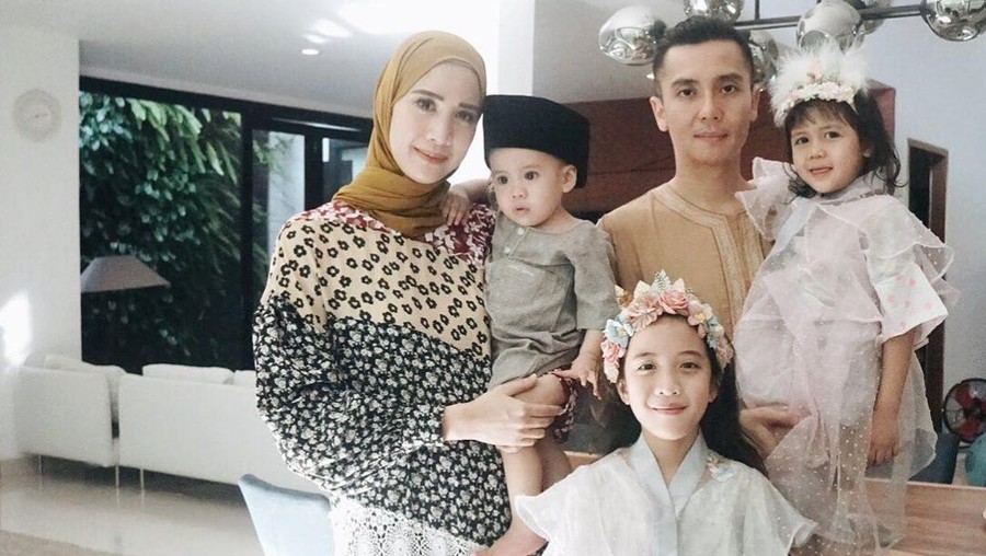 Fanny Fabriana bersama suami dan 3 anaknya