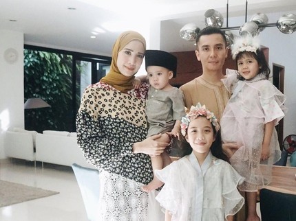 7 Potret Hangat Artis Cantik Fanny Fabriana Bersama Suami dan 3 Anaknya