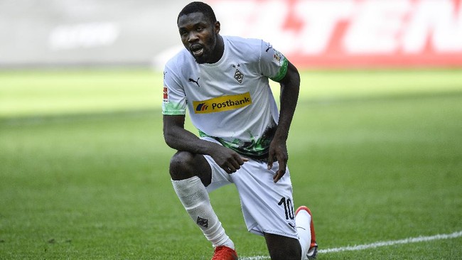 Penyerang Borussia Monchengladbach, Marcus Thuram dijatuhi sanksi berat dan tidak digaji selama satu bulan.