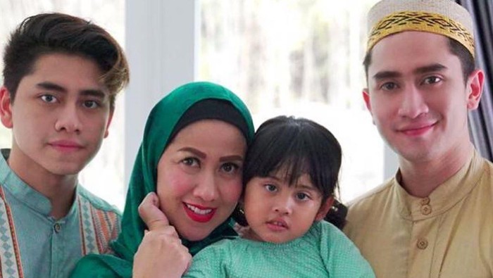 Venna Melinda berhijab