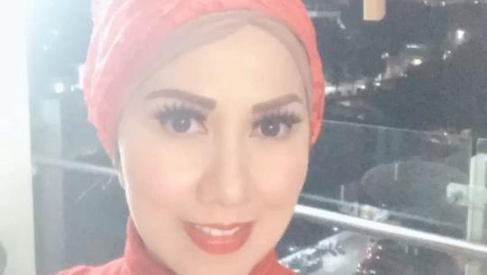 Venna Melinda berhijab