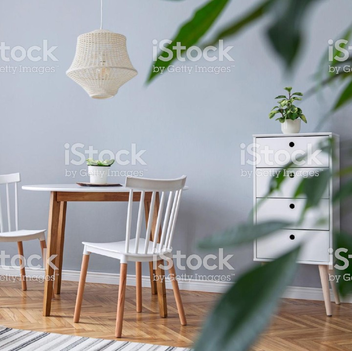 <span style="color: #222222; font-family: Arial, Helvetica, sans-serif; font-size: small;">Jangan takut bereksplorasi dengan bentuk lampu, Bunda. Misalnya menggunakan lampu gantung dari anyaman, yang bisa membuat ruangan menjadi lebih chic. (Foto: iStock)</span>