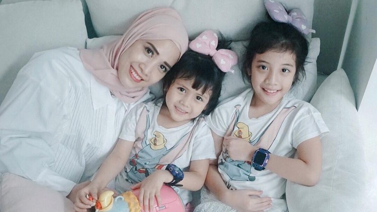 Fanny Fabriana bersama suami dan 3 anaknya
