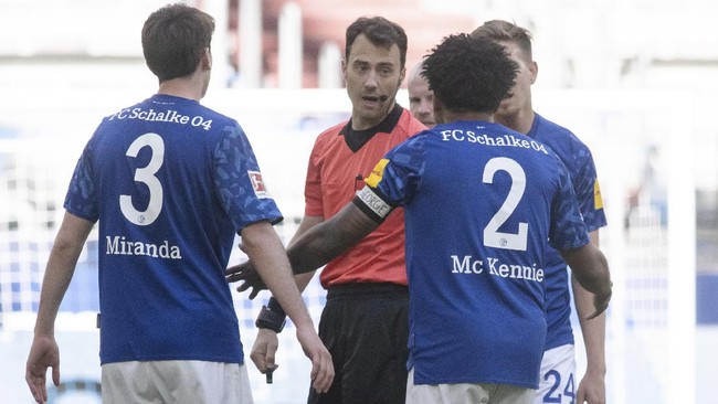Schalke's Weston McKennie wears an armband with the words 