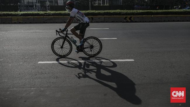 Pengendara sepeda melintas di kawasan Sudirman-Thamrin, Jakarta, Senin, 1 Juni 2020. Bersepeda menjadi alternatif olahraga bagi warga semenjak berlakunya status PSBB yang berdampak pada tutupnya sejumlah fasilitas olahraga di Jakarta. CNN Indonesia/Bisma Septalisma