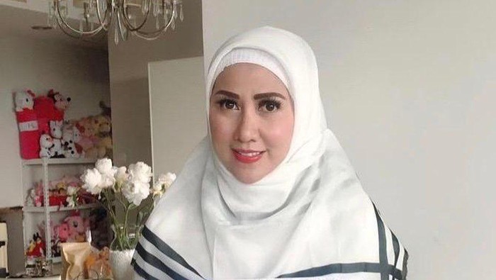 Venna Melinda berhijab