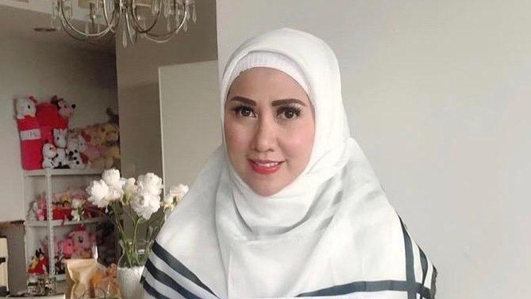 Venna Melinda berhijab