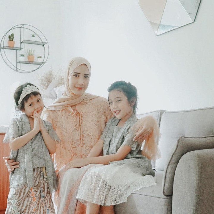 <p>Sama-sama cantik ya, Bunda? (Foto: Instagram @fannyfabriana)</p>