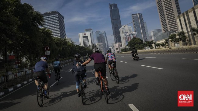 Pengendara sepeda melintas di kawasan Sudirman-Thamrin, Jakarta, Senin, 1 Juni 2020. Bersepeda menjadi alternatif olahraga bagi warga semenjak berlakunya status PSBB yang berdampak pada tutupnya sejumlah fasilitas olahraga di Jakarta. CNN Indonesia/Bisma Septalisma