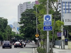 Rambu Wajib Pakai Masker Bermunculan di Jalanan Kota Surabaya