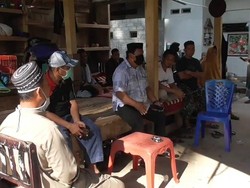Tolak Penjemputan, Puluhan Warga Jaga Rumah Pasien Corona