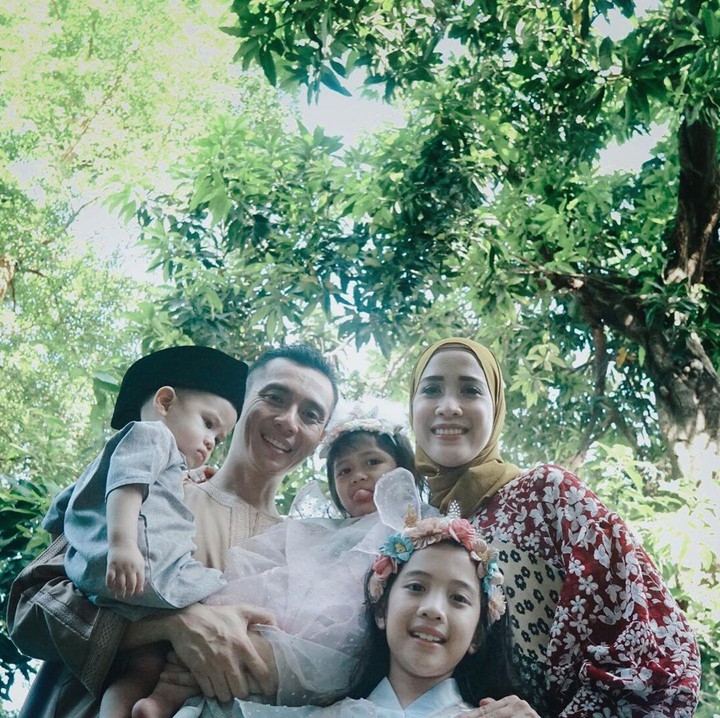 <p>Fanny Febriana menikah dengan Zacky Badruddin pada tahun 2011. Dari pernikahan itu keduanya kini dikaruniai tiga orang anak. (Foto: Instagram @fannyfabriana)</p>