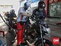 SPBU Dipadati Antrean Motor di Hari Pertama PSBB Transisi DKI