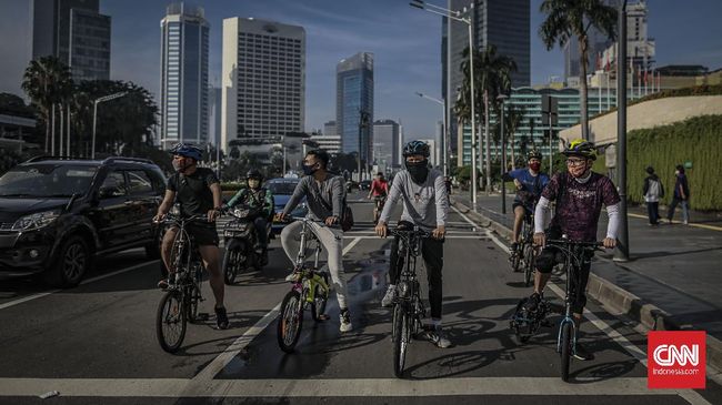 Pengendara sepeda melintas di kawasan Sudirman-Thamrin, Jakarta, Senin, 1 Juni 2020. Bersepeda menjadi alternatif olahraga bagi warga semenjak berlakunya status PSBB yang berdampak pada tutupnya sejumlah fasilitas olahraga di Jakarta. CNN Indonesia/Bisma Septalisma