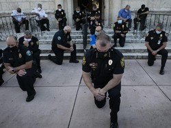 Polisi Miami hingga New York Berlutut Dukung Demo Kematian George Floyd