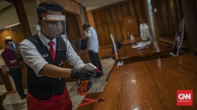 Pramusaji dan pekerja ritel dibayangi kekhawatiran akan PHK di tengah penerapan PPKM darurat selama dua pekan mendatang.