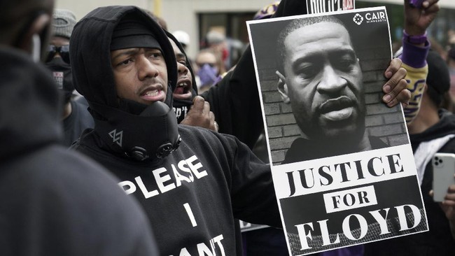 Actor and comedian Nick Cannon celebrates the memory of George Floyd and demand justice outside the Cup Foods store on Chicago Avenue, Friday, May 29, 2020 in Minneapolis. (Brian Peterson/Star Tribune via AP)