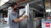BEKASI MENUJU NEW NORMAL Pekerja merapikan lemari es yang akan dikirim di pertokoan elektronik kota Bekasi, Jawa Barat, Selasa, 2 Juni 2020. Pemkot Bekasi mengizinkan beberapa sektor usaha beresiko kecil memulai kembali aktifitasnya. CNNIndonesia/Safir Makki