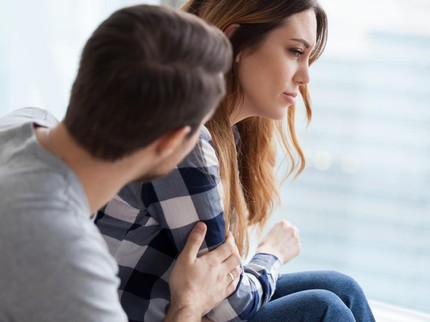 7 Cara Elegan Menghadapi Suami yang Selingkuh, Jangan Balas Dendam Bunda