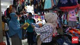 BEKASI MENUJU NEW NORMAL Pengunjung membeli pakaian di pertokoan Bekasi Junction, Bekasi, Jawa Barat, Selasa, 2 Juni 2020. Pemkot Bekasi mengizinkan beberapa sektor usaha beresiko kecil memulai kembali aktifitasnya. CNNIndonesia/Safir Makki