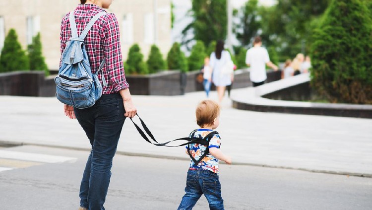 Mothers teach to walk on the road