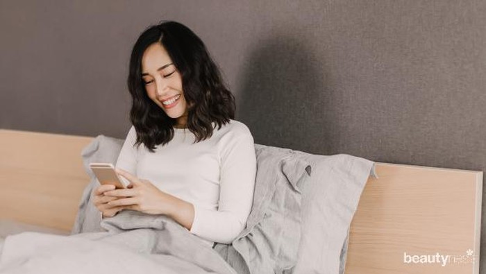 morning-after-wake-up-asian-woman-is-smiling-while-chatting-with-her-friend-mobile-phone-bed_127375-24