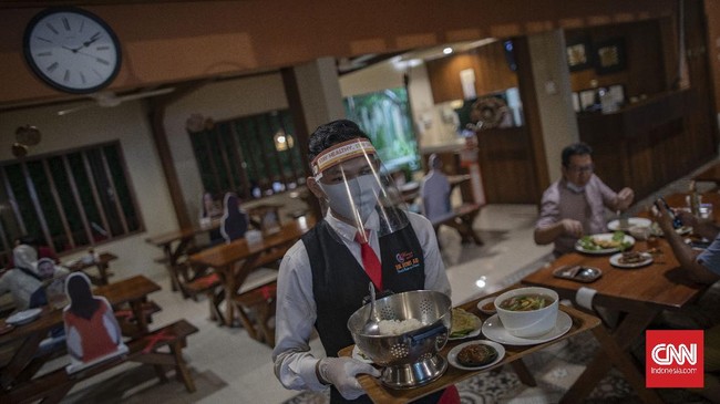Ahli memberikan sejumlah saran ketika makan di restoran untuk menghindari penularan corona.