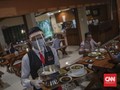 FOTO: Gaya Baru 'New Normal' Makan di Restoran