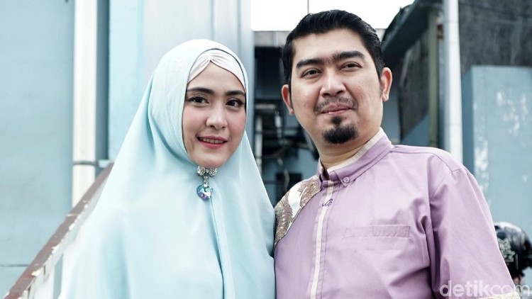 Ustaz Solmed dan April Jasmine saat ditemui di kawasan Trans TV.