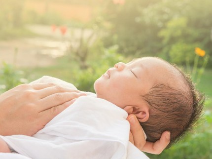 Benarkah Menjemur Bayi Bisa Mengatasi Bunyi Napas Grok-grok?