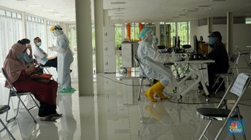 Petugas medis melayani pasien di RS Universitas Indonesia, Jakarta, Senin (2/6/2020). (CNBC Indonesia/ Andrean Kristianto)