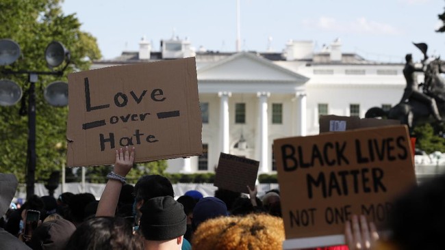 Demonstrators gather to protest the death of George Floyd, Sunday, May 31, 2020, near the White House in Washington. Floyd died after being restrained by Minneapolis police officers (AP Photo/Alex Brandon)