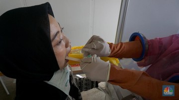 Warga melakukan Swab Test Covid-19 di RS Universitas Indonesia, Jakarta, Senin (2/6/2020). (CNBC Indonesia/ Andrean Kristianto)