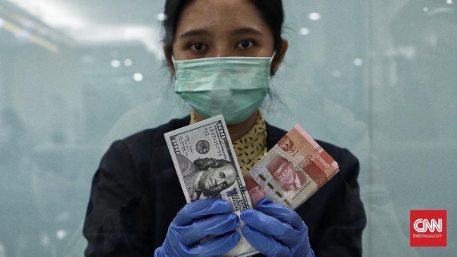 Rupiah melemah 92 poin atau 0,64 persen ke posisi Rp14.453 per dolar AS pada Senin (25/4) sore akibat sentimen kenaikan suku bunga AS.