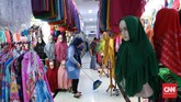 BEKASI MENUJU NEW NORMAL Pedagang membuka kiosnya di pertokoan Bekasi Junction Bekasi, Jawa Barat, Selasa, 2 Juni 2020. Pemkot Bekasi mengizinkan beberapa sektor usaha beresiko kecil memulai kembali aktifitasnya. CNNIndonesia/Safir Makki