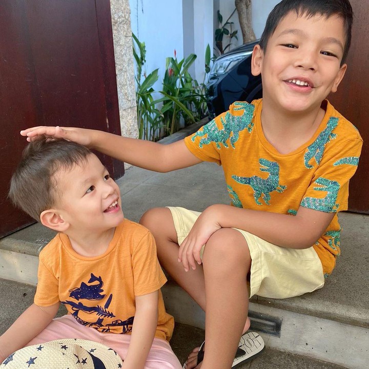 <p>Kata Mama Titi, Kakak Juna dan Kai lagi minta difoto di depan pintu nih, Bunda. Kakak Juna elus-elus kepala adiknya ya? <em>He-he-he</em> (Foto: Instagram @titikamall)</p>